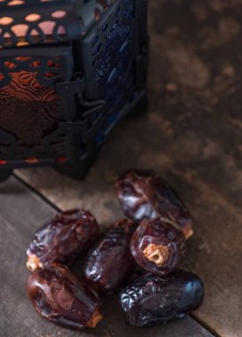 Tarihler ahşap arka plan üzerinde meyve ve fener