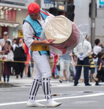 Tokyo, Japonya - 29 Temmuz 2018. EISA Shinjuku Festivali'nde yordamları gerçekleştirirken taiko davul yenerek adam.