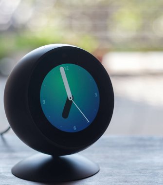 Tokyo, Japonya - 31 Temmuz 2018. Amazon yankı yerinde ahşap arka plan.