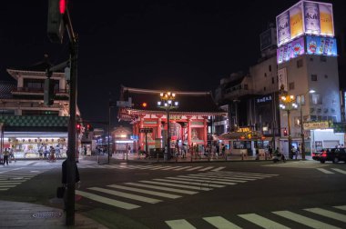 Tokyo, Japonya - 3 Ağustos 2018. Gece Sensoji Tapınağı girişinde Asakusa bölgesinde görünümünü.