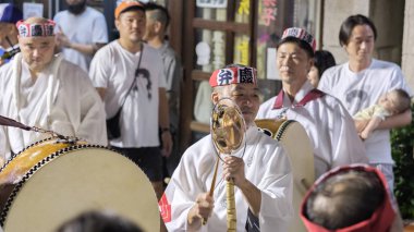 Tokyo, Japonya - 19 Ağustos 2018. Geleneksel kane oynamak müzisyen eşlik eden dans topluluğu sokakta Shimokitazawa Awa Odori Festivali sırasında çan.