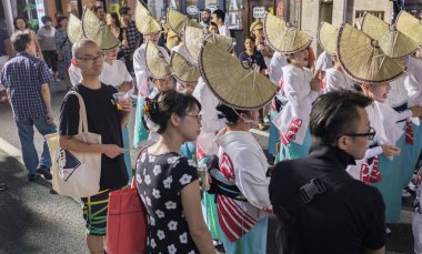Tokyo, Japonya - 19 Ağustos 2018. Amigasa hasır şapka ve sokakta Shimokitazawa Awa Odori Festivali sırasında performans kimono giyen kadın dansçılar.
