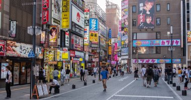Tokyo, Japonya - 30 Haziran 2018. Turistler ve yerliler için Kabukicho, Shinjuku sokakta yürürken, kalabalık.