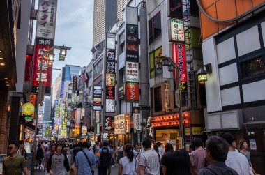 Tokyo, Japonya - 30 Haziran 2018. Kabukicho, Shinjuku sokakta yürürken insan kalabalığı.