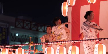 Tokyo, Japonya - 12 Ağustos 2018. Geleneksel yukata Shimokitazawa mahallede Bon Odori kutlama geceleri sahnede dans dansçılar.