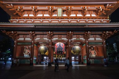 Tokyo, Japonya - 3 Ağustos 2018. Turist Sensoji Tapınağı'nda geceleri Asakusa bölgesinde yer..