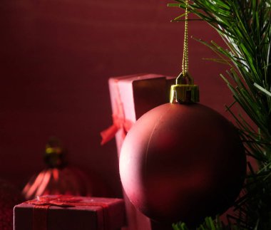 Noel süslemeleri ve hediye kutuları ahşap kırmızı kartı üzerindeki arka plan