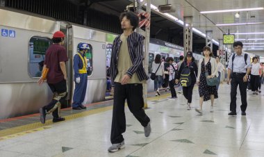 Tokyo, Japonya - 17 Ağustos 2018. Commuters Shibuya Japonya demiryolu istasyonu platformu
