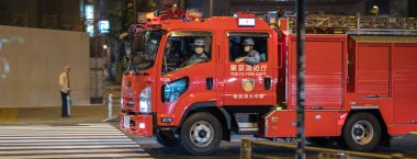 Tokyo, Japonya - 23 Haziran 2018. Shibuya sokak geceleri acele Tokyo itfaiye itfaiye.