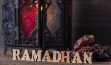 Ahşap arka plan üzerinde Ramadhan metin ve fener ile Tarihler meyve