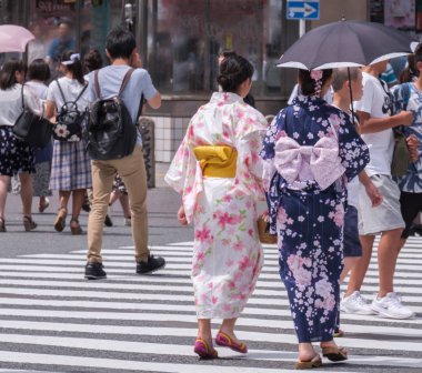 Tokyo, Japonya - 19 Ağustos 2018. Shibuya içinde karşıya trditional yukata güzel Japon kız.