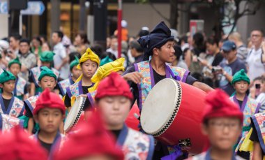 Tokyo, Japonya - 29 Temmuz 2018. Shinjuku EISA festivalde renkli geleneksel tek tip wioth bir taiko çocuklarda okul davul.