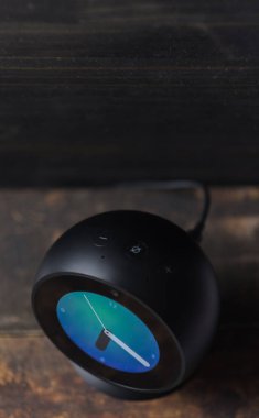 Tokyo, Japonya - 31 Temmuz 2018. Amazon yankı ahşap masa üst arka plan üzerinde spot.