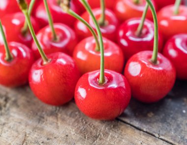 Ahşap masa üstüne kırmızı olgun kiraz