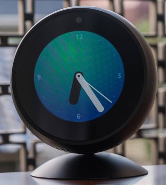 Tokyo, Japonya - 31 Temmuz 2018. Amazon yankı yerinde ahşap sehpa..