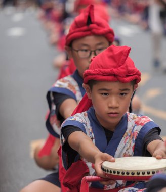 Tokyo, Japonya - 29 Temmuz 2018. Onun rutinleri Shinjuku EISA Festivali'nde sahne renkli geleneksel üniformalı Japon okul çocuğu. Seçici odak.