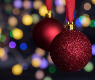 Bokeh ile bulanık arka plan üzerinde kırmızı Noel topları