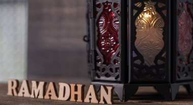 Ahşap arka planda Ramadhan metin ve fener