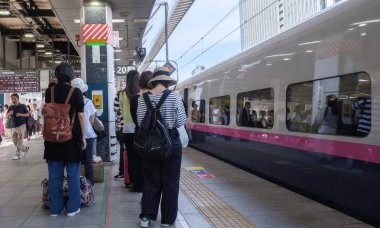 Tokyo, Japonya - 17 Ağustos 2018. Commuters Tokyo Tren İstasyonu platformu.