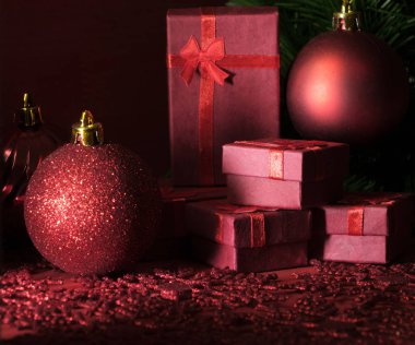 Noel süslemeleri ve hediye kutuları ahşap kırmızı kartı üzerindeki arka plan