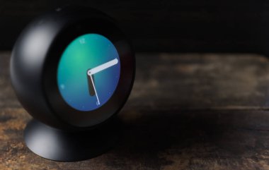 Tokyo, Japonya - 31 Temmuz 2018. Amazon yankı ahşap masa üst arka plan üzerinde spot.