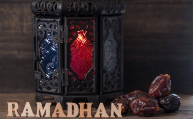 Ahşap arka plan üzerinde Ramadhan metin ve fener ile Tarihler meyve