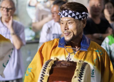 Tokyo, Japonya - 19 Ağustos 2018. Geleneksel taiko oynarken müzisyen eşlik eden dans topluluğu Shimokitazawa Awa Odori Festivali sırasında sokakta davul.