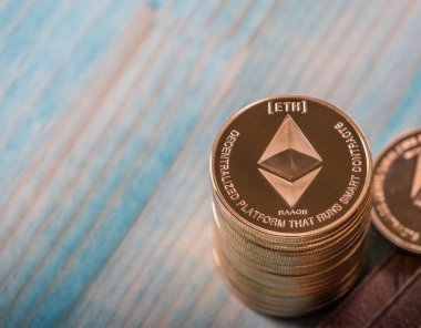 Ahşap masa üzerinde deri cüzdan ile Ethereum sikkeler