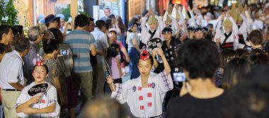 Tokyo, Japonya - 19 Ağustos 2018. Amigasa hasır şapka ve sokakta Shimokitazawa Awa Odori Festivali sırasında performans kimono giyen kadın dansçılar