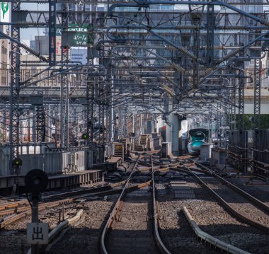 Tokyo, Japonya - 17 Ağustos 2018. Yüksek hızlı tren Tokyo Tren İstasyonu platformu gelen.