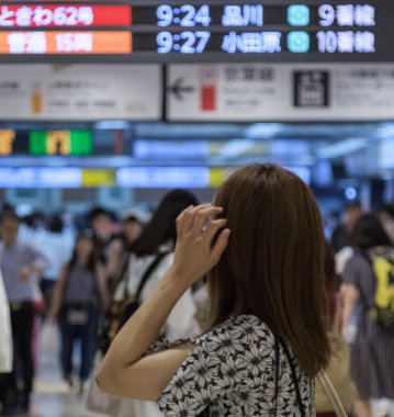 Tokyo, Japonya - 17 Ağustos 2018. Commuters Tokyo Tren istasyonunda. Seçici odak.