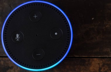 Tokyo, Japonya - 28 Haziran 2018. Amazon'un yankı nokta, Alexa sanal asistan ahşap tahta üzerinde.