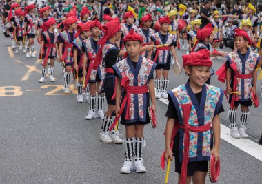 Tokyo, Japonya - 29 Temmuz 2018. Okul çocuklar onların rutinleri Shinjuku EISA festivalinde gerçekleştirmek için bekliyor.