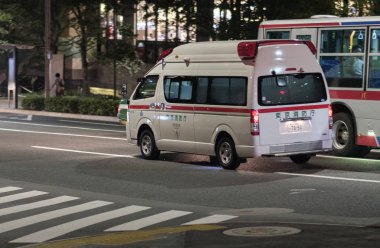 Tokyo, Japonya - 3 Ağustos 2018. Ambulans acil servisler gece Tokyo sokak üzerinden acele.
