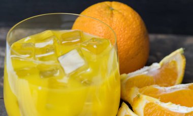 Soğuk taze portakal suyu ve meyve ahşap tablo.