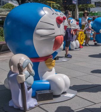 Tokyo, Japonya - 20 Ağustos 2018. Kalabalık Doraemon heykeller Roppongi Hills insanlar.