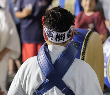 Tokyo, Japonya - 19 Ağustos 2018. Geleneksel taiko oynarken müzisyen eşlik eden dans topluluğu Shimokitazawa Awa Odori Festivali sırasında sokakta davul.
