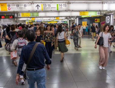 Tokyo, Japonya - 30 Haziran 2018. Japonya demiryolu Shinjuku İstasyonu platformları arasında yürüyüş commuters.