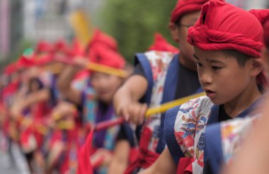 Tokyo, Japonya - 29 Temmuz 2018. Onun rutinleri Shinjuku EISA Festivali'nde sahne renkli geleneksel üniformalı Japon okul çocuğu. Seçici odak.