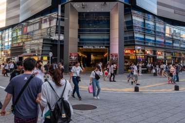 Tokyo, Japonya - 30 Haziran 2018. Kabukicho, Shinjuku sokakta yürürken insan kalabalığı.