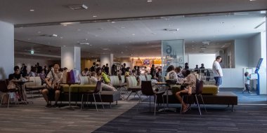 Fukuoka, Japonya - 10 Ağustos 2018. Onların uçuş Fukuoka Havaalanı iç hatlar terminali gidiş alanda bekleyen yolcular.