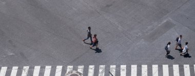 İnsanlar Japonya'da yol geçiş