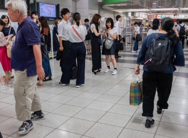 Tokyo, Japonya - 30 Haziran 2018. Japonya demiryolu Shinjuku İstasyonu platformları arasında yürüyüş commuters.