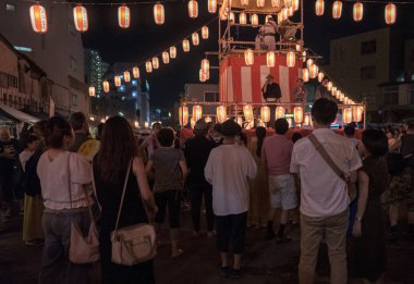 Tokyo, Japonya - 12 Ağustos 2018. Shimokitazawa mahallede Bon Odori şenlikte geceleri insan kalabalığı.