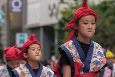 Tokyo, Japonya - 29 Temmuz 2018. Japon liseli kız onun rutinleri Shinjuku EISA Festivali'nde sahne renkli geleneksel üniformalı. Seçici odak.
