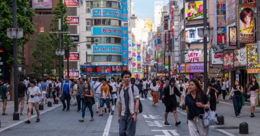 Tokyo, Japonya - 30 Haziran 2018. Kabukicho, Shinjuku sokakta yürürken insan kalabalığı.