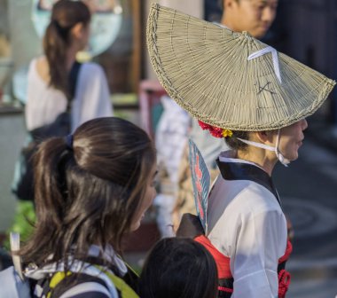 Tokyo, Japonya - 19 Ağustos 2018. Amigasa hasır şapka ve sokakta Shimokitazawa Awa Odori Festivali sırasında performans kimono giyen kadın dansçılar.
