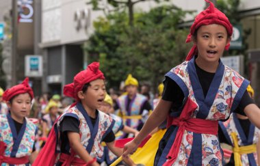 Tokyo, Japonya - 29 Temmuz 2018. Japon liseli kız onun rutinleri Shinjuku EISA Festivali'nde sahne renkli geleneksel üniformalı. Seçici odak.