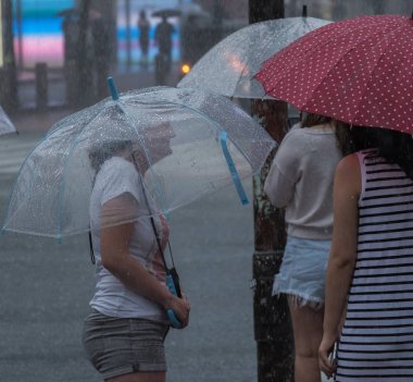 Tokyo, Japonya - 29 Temmuz 2018. Tayfun rsainy mevsiminde Shibuya sokakta şemsiye ile yabancı kadın turist