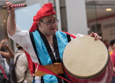 Tokyo, Japonya - 29 Temmuz 2018. A down sendromu erkek katılımcılar EISA Shinjuku Festivali'nde yordamları gerçekleştirirken taiko davul dayak.